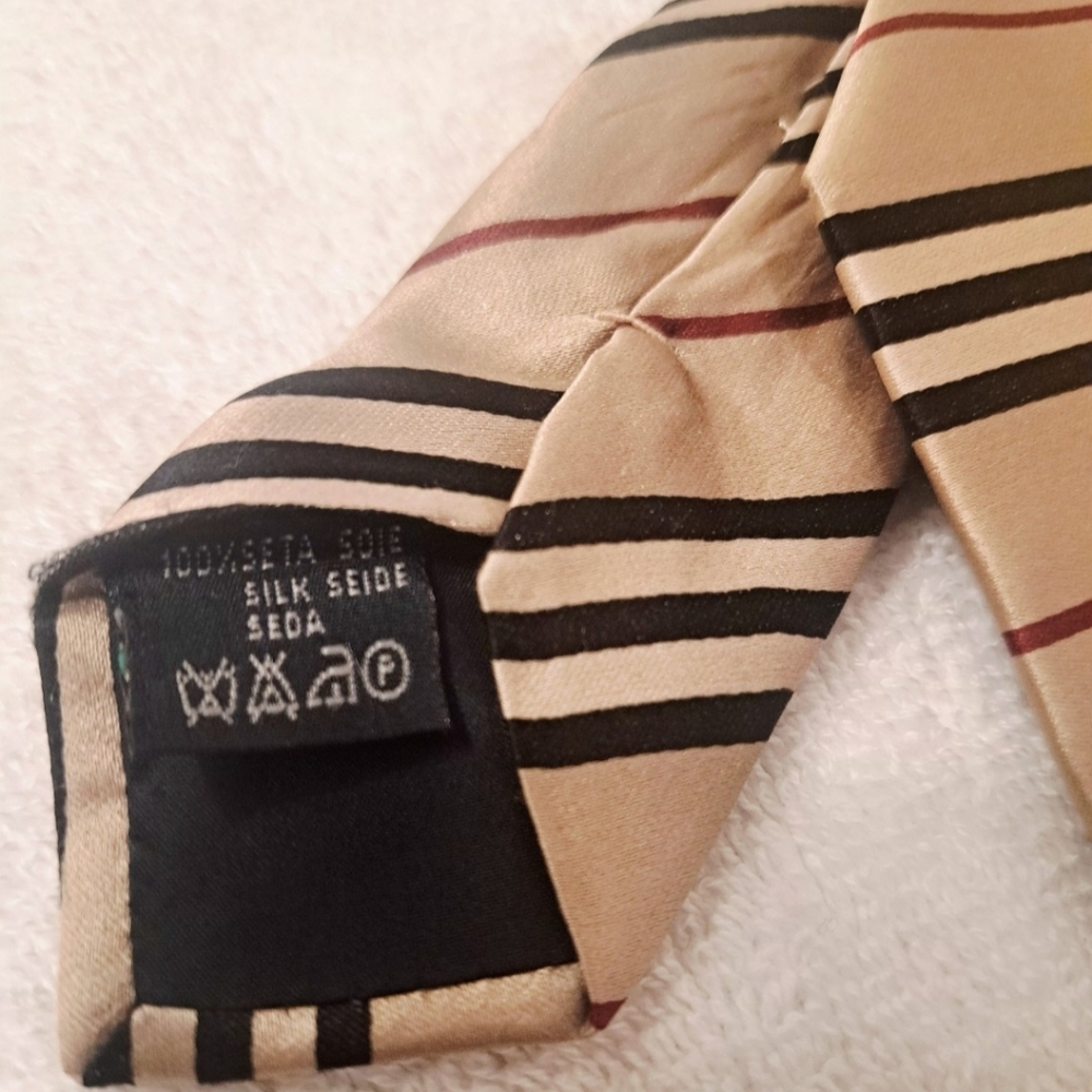 Burberry London 100% Silk Mens Tie - Picture 2 of 10
